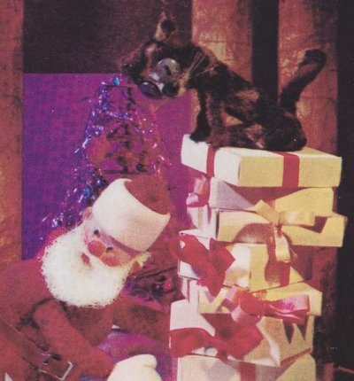 画像1: ＊＊＊ロシアvintage X'mas postcard＊＊＊ サンタさん、ネコに邪魔されながらクリスマスプレゼントを仕分けする！ 