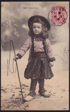 画像1: フランスアンティークポストカード*ブルターニュの民族衣装*鞭を持った少女*Collection Villard Quimper (1)