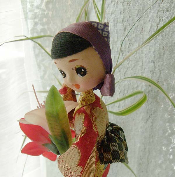 画像1: お花を抱えた女の子,花摘み娘,レトロモダン人形,霧島つつじ (1)