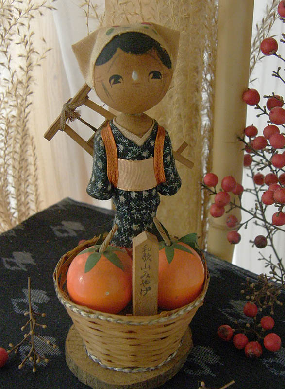 画像1: みかんの取り入れをする娘,和歌山みやげ人形 (1)