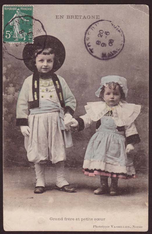 画像1: フランスアンティークポストカード*ブルターニュ民族衣装の兄妹 (1)