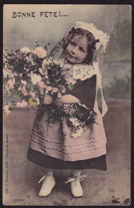 画像1: フランスアンティークポストカード*お花を抱えた民族衣装の女の子 (1)