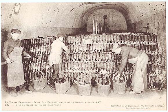画像1: フランス アンティークポストカード Le Vin De Champagne.Serie F.-Epernay.Caves de la Maison mercier & c mise en masse du vin de CHAMPAGNE (1)