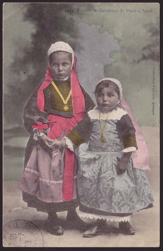 画像1: フランスアンティークポストカード*民族衣装の女の子2人 (1)