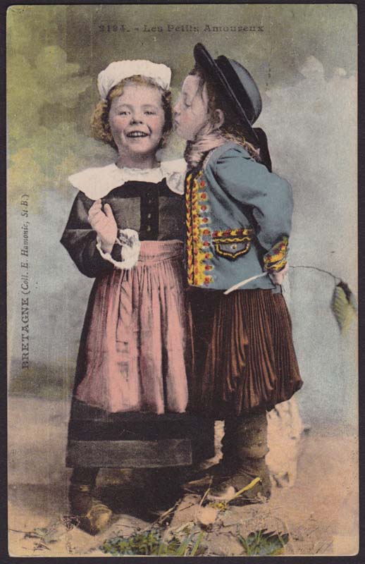 フランスアンティークポストカード ブルターニュ民族衣装の女の子男の子 フォークロア France French Antique Postcard ブルターニュ Bretagn Kiss 子供たち